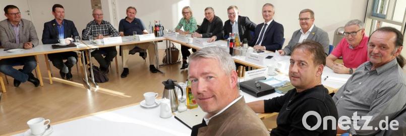 Auch in eckiger Aufstellung ein Runder Tisch: Der Einladung von CSU-Landtagsabgeordnetem Harald Schwartz (mit Krawatte) zur Gesprächsrunde über die „Essbare Stadt“ waren neben Oberbürgermeister Michael Cerny (links von Schwartz) und Bezirksrat Martin Preuß (rechts von Schwartz) auch Vertreter der Stadt, des Werkhofes, der Agentur für Arbeit und der CSU-Stadtratsfraktion gefolgt. Bild: Wolfgang Steinbacher