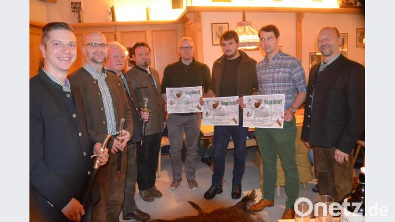 Von Eduard Forster nahmen die drei Jungjäger Johannes Melzner, Daniel Gissibl und Andreas Hösl im Beisein des Kreisvorsitzenden Christian Ertl (von rechts) und der drei Paten nach dem Jägerschlag den Jagdbrief entgegen. Bild: fz