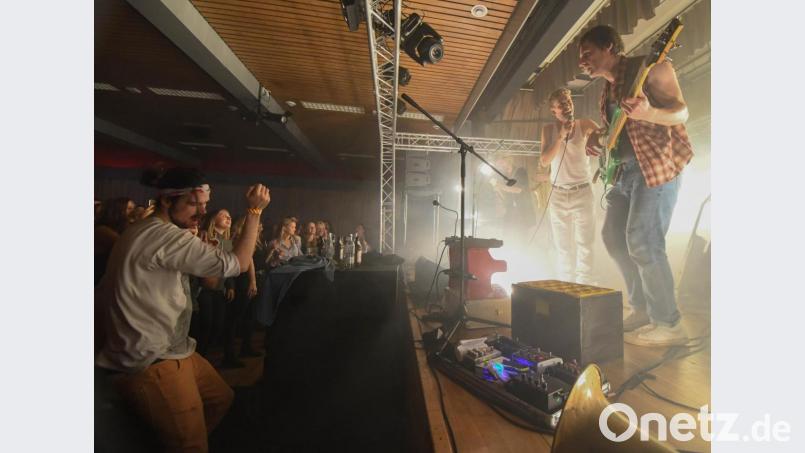 Das Publikum tanzt zum &quot;handgemachten&quot; Sound. Bild: Freya Stoeckl