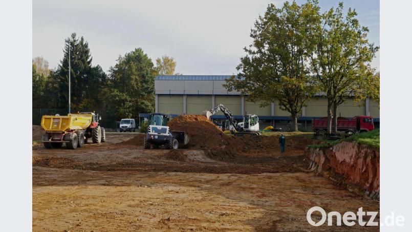 Die Erdarbeiten für den neuen Allwetterplatz haben bereits begonnen. Im Hintergrund ist die alte Dreifachturnhalle zu sehen. Bild: tr