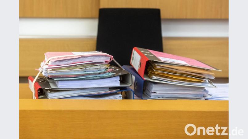 Akten liegen im Verhandlungssaal des Landgerichts in Deggendorf. Archivbild: Armin Weigel/dpa