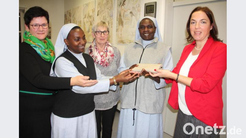 Eine Spende in Höhe von 400 Euro übergab das neugewählte Vorstandsteam des Frauenbunds Tirschenreuth an die Schwestern aus Uganda, die seit einigen Wochen in Tirschenreuth sind. Bild: kro