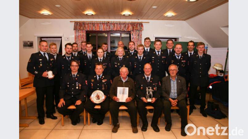 Die Beförderten und Geehrten gemeinsam mit den Vorsitzenden, Kommandanten und dem Bürgermeister Franz Mädler. Bild: egl