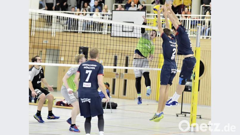 Der Münchener Zweierblock (rechts) kann den Netzangriff des Amberger Außenangreifer Neuzugangs Paul Seidel (rechts hinten) blocken, beobachtet von Mittelblocker Florian Wachler (Mitte hinten) und VCA-Libero Florian Birner (links hinten).

Bild: Ziegler Bild: Hubert Ziegler