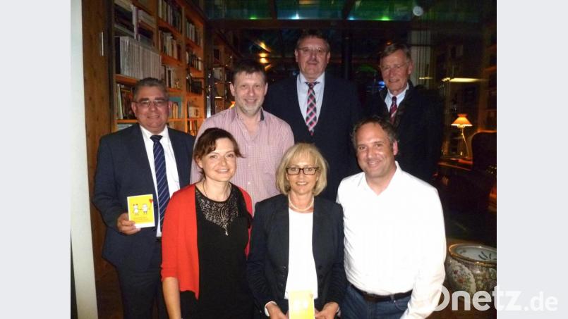 Die Veranstalter Markus (vorne rechts) und Marina Burgenmeister (links) mit Petra Waldhauser von der Selbsthilfegruppe Krebskranker Kinder, dahinter (von links) Freihungs Bürgermeister Norbert Bücherl, der 2. Vorsitzende der Selbsthilfegruppe, Marko Kind, Vilsecks Bürgermeister Hans-Martin Schertl und Günter Preuß von der Elbarter Kulturscheune. Bild: usc
