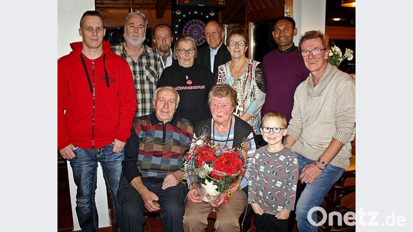 Anneliese und Georg Wild (sitzend mit Urenkel Nico) feiert im Kreise der Ehrengäste und Familie. Bild: zer