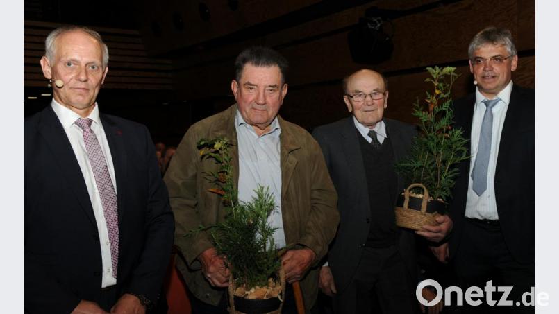 Mit Forstpflanzen, wie Elsbeere, Libanon- oder Atlas-Zeder, Schwarzkiefer, Mammut- und Lebensbaum, die dem Klimawandel am besten trotzen, bedankten sich Gerhard Gradl (links) und Uli Hausmann (rechts) bei Ludwig Reich (Zweiter von rechts) und Andreas Flierl. Beide hatten in den Gründerjahren Verantwortung in den Forstbetriebsgemeinschaften Amberg, Oberes Vilstal und Schnaittenbach übernommen. Bild: gf