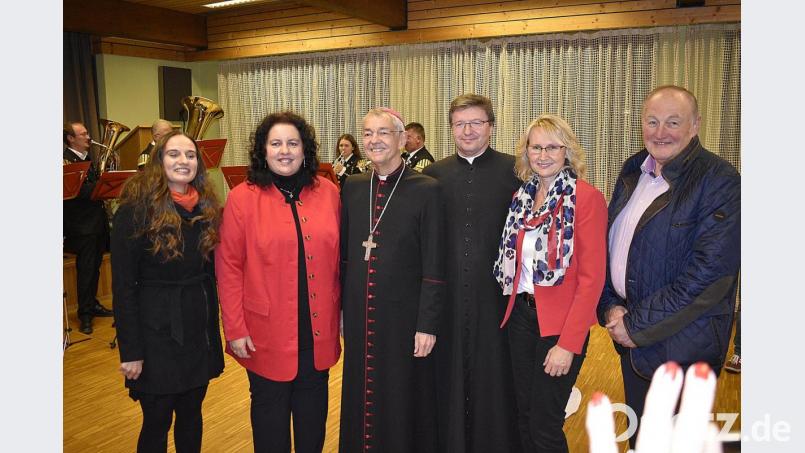 Von links Sabrina Kallus (stellvertretende Vorsitzende), Sonja Schwemmer (Vorsitzende), Erzbischof Schick, Pater Marek Flasinski CR, Regina Schrembs (Schriftführerin), Josef Müller (stellvertretender Vorsotzender) Bild: sck