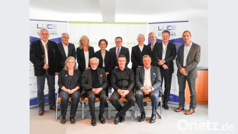 Die Teilnehmer der konstituierenden Sitzung des Alia-Kuratoriums (stehend, von links): Bürgermeister Ludwig Biller, Professor Bernd Seeberger, Dagmar Wagner, Staatsministerin a. D. Emilia Müller , Professor Hermann Brandenburg, Staatsminister a. D. Thomas Goppel, Lars Engel, David Rester; (sitzend, von links) Kornelia Schmid, Eckhard Feddersen, Jos de Blok, Christian Engel. Bild: exb