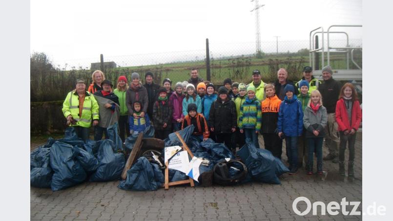 Bebbo Schuller (Dritter von links) und Georg Kraus (Zweiter von rechts) organisierten Ramadama, eine Umweltaktion, bei der Freiwillige Müll in und um Schnaittenbach einsammelten. Bild: ads