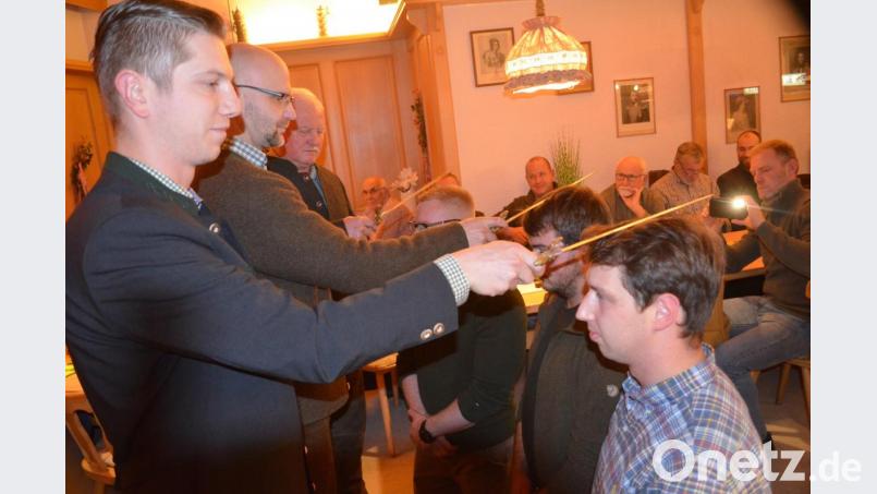 Die Jungjäger Johannes Melzner, Daniel Gissibl und Andreas Hösl (kniend, von rechts) erhielten den Jägerschlag von den Paten. Bild: fz