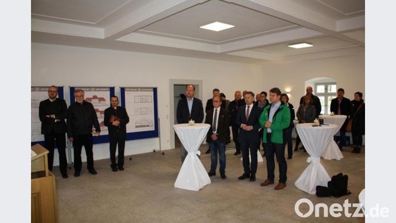 An der Einweihungsfeier des Jugendwohngruppenhauses &quot;Meierhof&quot; im künftigen gemeindlichen Seminarraum und Trauungszimmer nehmen auch (von links) Landrat Andreas Meier, die Geistlichen Edmund Prechtl und Hartmut Klausfelder sowie (vorn Zweiter und dritter von rechts) Landtagsabgeordneter Tobias Reiß und Verwaltungsgemeinschaftsvorsitzender Werner Walberer teil. Vorn rechts &quot;Learning Campus&quot;-Co-Geschäftsführer Benjamin Zeitler. Bild: bjp