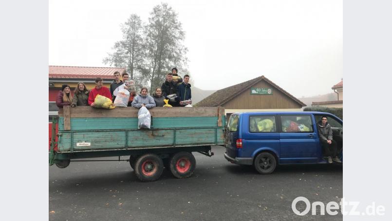 Sowohl der Kleinbus als auch der Hänger sind nach einigen Stunden mit Kleidung und Papier gefüllt. Das Sammelgut bringen die Mitglieder der Katholischen Landjugendbewegung im Anschluss in die Missionshalle Kemnath beziehungsweise nach Burggrub zu Hans Karl. Bild: edo