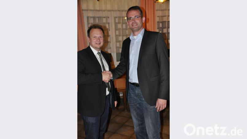 Die UBV möchte Christian Porsch (links) als Chef im Rathaus. Vorsitzender Christian Bäß (rechts) gratulierte dem designierten Kandidaten zum eindeutigen Votum der Mitglieder. Bild: ak