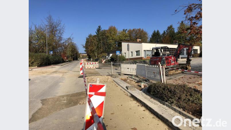 Blick von der Hauptstraße beim Zebrastreifen nach oben. Noch in dieser Woche beginnen die Asphaltierungsarbeiten und die Arbeiten an den Anschlüssen der Wasserleitungen. Deshalb kommt es solange immer wieder einmal zu Sperrungen des Wassers in den betroffenen Straßen, heißt es. Bild: wec