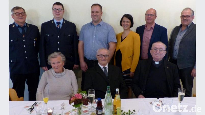 Ihren "175. Geburtstag" feiern Hildegard und Alfons Nickl (vorne, von links) mit vielen Gratulanten. Darunter sind Bruder Josef Nickl (vorne, rechts) Bischöflicher Geistlicher Rat und Studiendirektor a. D., sowie (hinten, von links) die Feuerwehr-Vorsitzenden Hans und Marcel Schmid, Klemens Renner vom Pfarrgemeinderat, CSU-Ortsvorsitzende Tanja Renner mit Wolfgang Biersack und Bürgermeister Gerhard Löckler. Bild: lgc