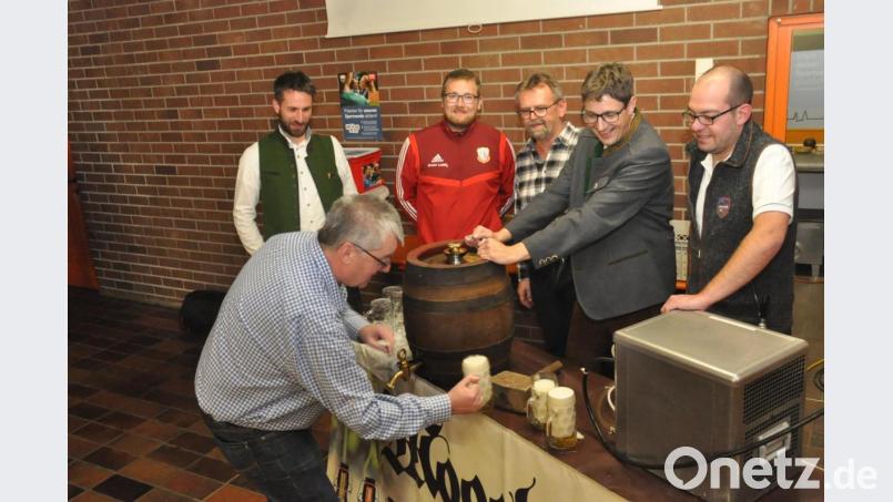 Stellvertretender Vorsitzender Rainer Gebert (vorne) zapfte das Bockbier vom Fass an. Braumeister Uli Scheuerer (links) wich aber nicht von seiner Seite und überwachte das Handeln. Vorsitzender Uli Münchmeier (Zweiter von rechts) überließ Gebert bei dieser Aktion gerne den Vortritt. Bild: dob