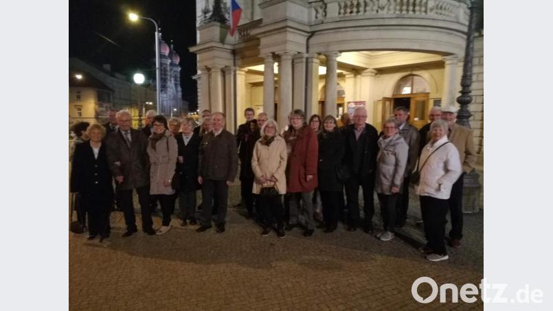 Das Foto zeigt die VHS-Gruppe vor dem illuminierten Josef-Kajetan-Tyl-Theater in Pilsen. Bild: mül
