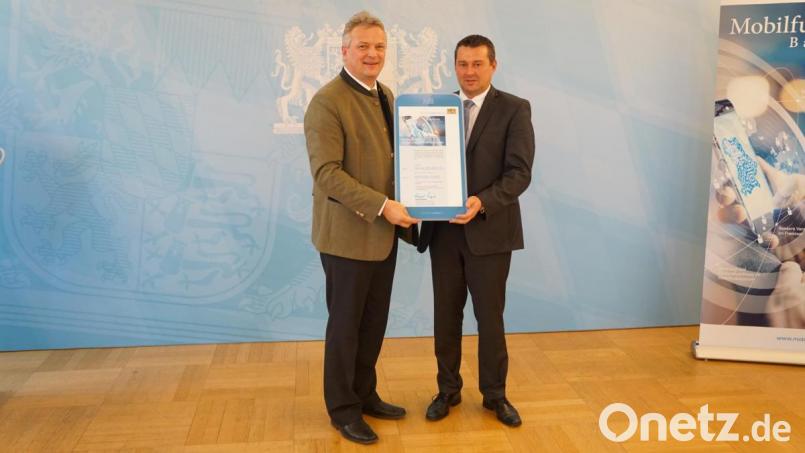 Wirtschaftsstaatssekretär Roland Weigert (links) überreichte an Neualbenreuths Zweiten Bürgermeister Christian Hebert den Förderbescheid. Bild: StMWi/A. Gottardi
