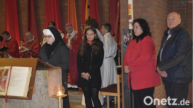 Sr. M. Bernadette, Sabrina Kallus, Sonja Schwemmer und Josef Müller vom Vorstand des Seelsorgebereichsrats tragen die Fürbitten vor Bild: sck