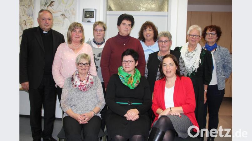Das neugewählte Vorstandsteam des Katholischen Frauenbunds Tirschenreuth mit (vorne von links) den drei Vorsitzenden Christa Stock, Barbara Schmid und Christine Bernreuther sowie (hinten von links) Pfarrer Georg Flierl, Maria Stich, Rosi Mandry, Brigitte Forster, Olga Luft, Edith Franz, Elfriede Bredtl und Bezirksvorsitzender Monika Sommer. Bild: kro