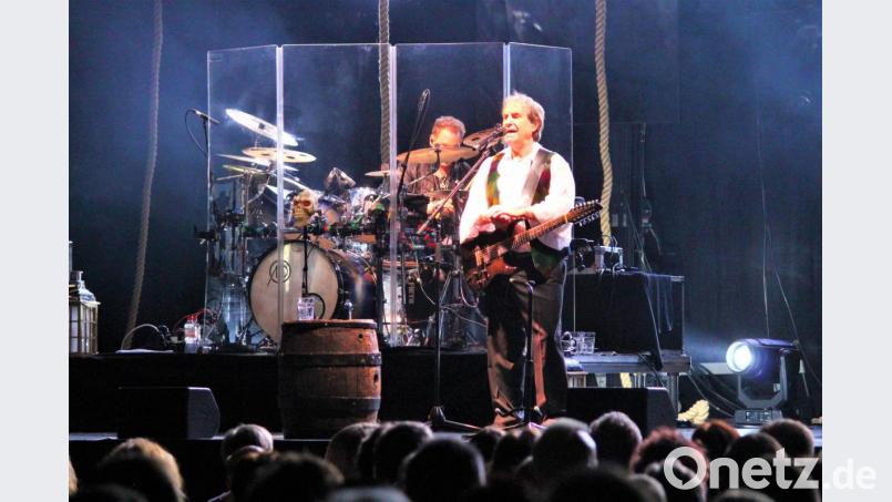 Chris de Burgh präsentierte sich in der Bayreuther Oberfrankenhalle als musikalischer Geschichtenerzähler - mal rockig, mal gefühlvoll und immer mit satter Stimme. Bild: stg