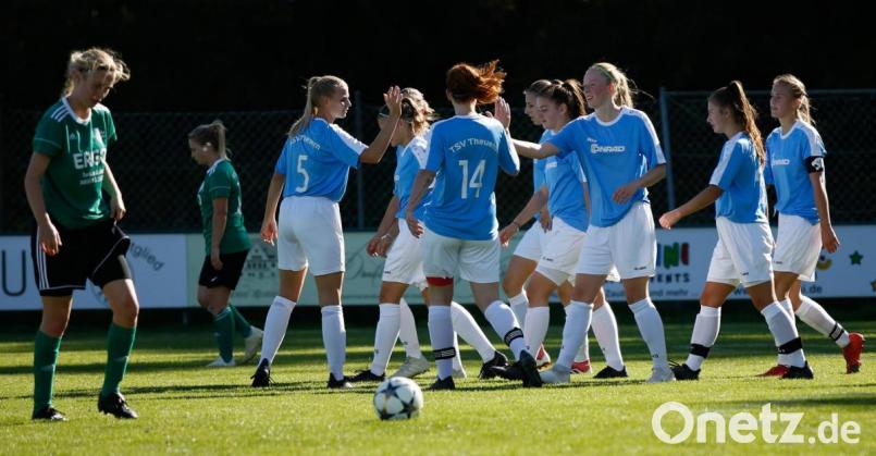Die Fußballerinnen des TSV Theuern freuen sich über einen 3:0-Sieg gegen den SV Thenried und den Sprung auf Rang eins der Landesliga Süd. Bild: Markus Venzl