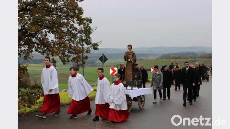 Die Ministranten zogen einen Wagen mit der Statue des Heiligen Leonhard zum Gottesdienst. Bild: mp