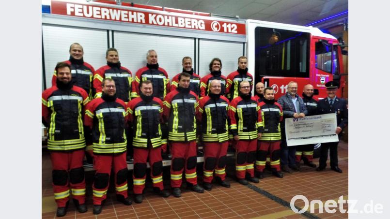Ein starkes Team zum Retten, Löschen, Schützen und Bergen steht da in brandneuen Schutzanzügen vor dem Einsatzfahrzeug. Vorstand Hermann Prechtl übergibt den 4 500-Euro-Scheck des Feuerwehrvereins an die Bürgermeister Gerhard List und Rudolf Götz (von rechts). Die Kommandanten Matthias List und Josef Fischer (links daneben) stecken ebenso wie zweiter Vorstand Andreas Fischer (links hinten) und der zweite Bürgermeister bereits in der neuen Uniform. Bild: jml