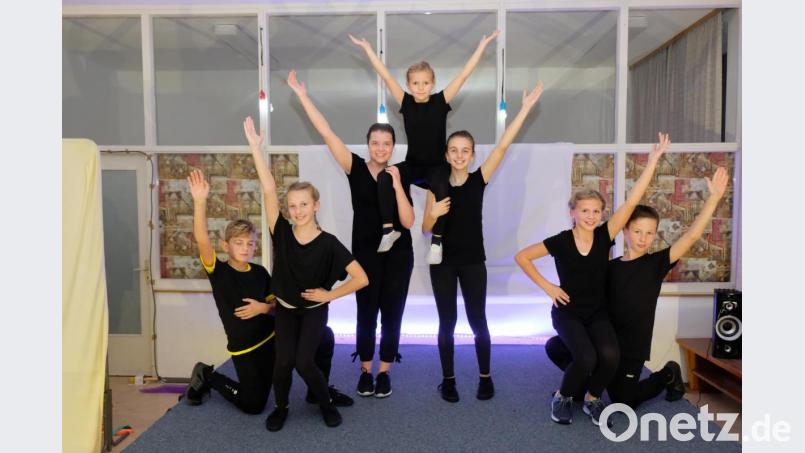 Premiere feiern sieben junge Leute aus Schlammersdorf, Eschenbach und Grafenwöhr bei einer "Night of the Dance" im Bürgerhaus Schlammersdorf. Das gut abgestimmte Ensemble präsentiert dem staunenden Publikum eine feurige Tanzshow. Bild: do