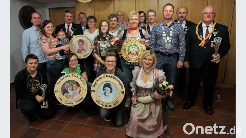 Am Proklamationsabend der Schützengesellschaft Andreas Hofer wurden viele Preise verteilt. Gekürt wurden auch die neuen Könige. Im Bild die strahlenden Sieger, denen Schützenliesl Christina Hößl (vorne rechts) einzeln gratulierte. Bild: wro