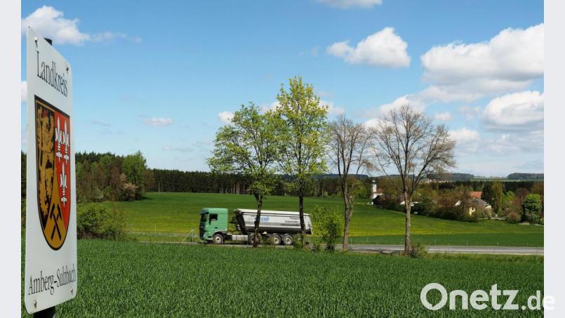 Im Hintergrund das Kirchlein Maria Schnee, davor die B 299. Westlich davon soll das über 100 Hektar große interkommunale Gewerbegebiet beginnen. Die gemeinsame Idee ist es, dieses Areal strategisch für die Ansiedlung großer Betriebe mit hohem Flächenbedarf vorzuhalten. Bild: Petra Hartl