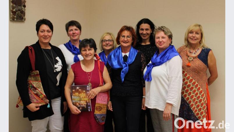 Die Vorstandsvorsitzenden des Stullner Frauenbundes, Karin Weiß (Zweite von links) und Gisela Eckl (Zweite von rechts) freuten sich über die Anwesenheit von Renate Graf (Dritte von links) und ihrem Team, das sich um das Patenschaftsprojekt in Indien kümmert. Bild: kar