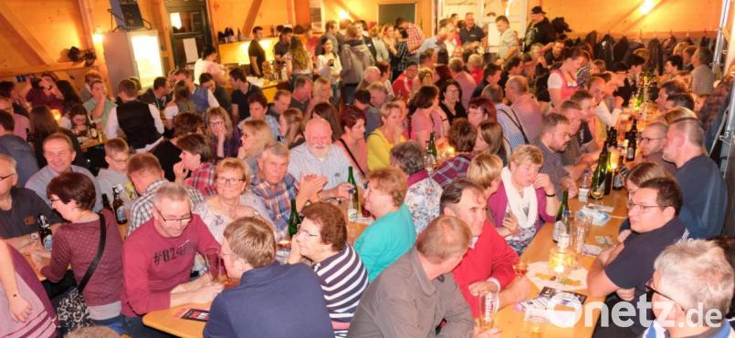Feierlaune herrscht in der Gemeinschaftshalle Tremmersdorf: Beim Weinfest der Feuerwehr lässt ein weinseliges Publikum die Seele baumeln. Bild: do
