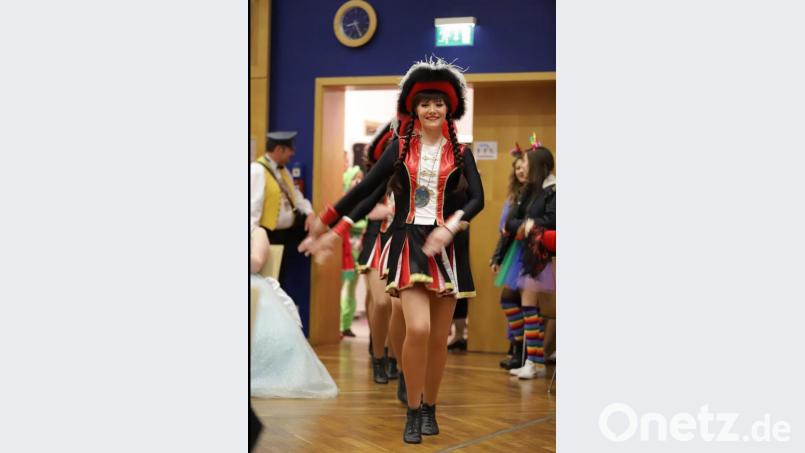 Ein fesches, einheitliches Bild bieten die Tänzerinnen der Prinzengarde (im Bild Alina Platzer). Mit ihren selbst entworfenen Kostümen ziehen sie die Blicke der Faschingsnarren auf sich. Bild: prh