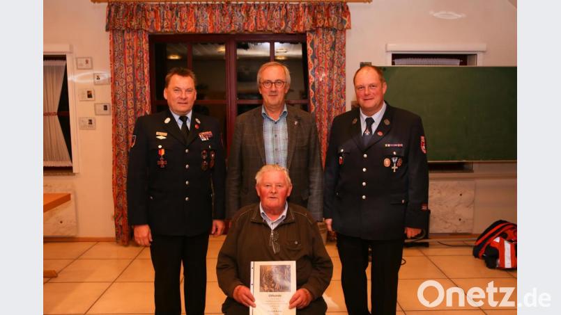 2. Vorsitzender Alexander Graf, Bürgermeister Franz Mädler und Vorsitzender Markus Dehling (hinten, von links) mit dem Geehrten Rudolf Kuhn (60 Jahre Mitglied, sitzend). Bild: egl