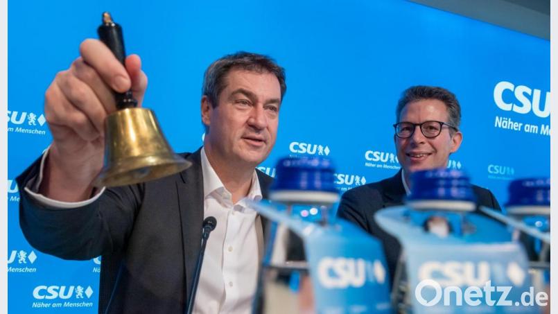 Markus Söder (l), CSU-Parteivorsitzender und Ministerpräsident von Bayern und Markus Blume (r), CSU-Generalsekretär, sitzen zu Beginn der CSU-Vorstandssitzung auf ihren Plätzen. Neben der obligatorischen Besetzung von Posten im Präsidium und die Bestätigung von Blume steht die aktuelle Personaldebatte in der CDU nach der Wahlpleite in Thüringen ganz oben auf der Tagesordnung. Bild: Peter Kneffel/dpa
