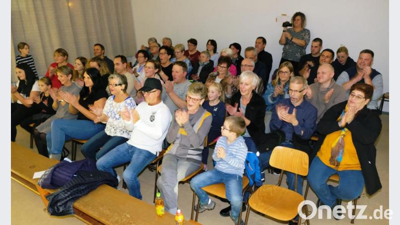 Den begeisterten Besuchern bleibz bei der temperamentvollen Show der Buben und Mädchen kaum Zeit zum Luftholen. Bild: do