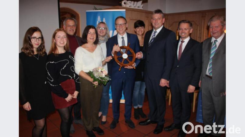 Bürgermeister Bernd Sommer (Mitte) will auch in den kommenden sechs Jahren das Steuerrad der Stadt fest in der Hand haben. Dazu gratulierten (von links) die Töchter Sophia und Emma, Landratskandidat Roland Grillmeier, Ehefrau Doris, FU-Vorsitzende Katja Bloßfeldt, JU-Vorsitzende Franziska Heindl, Markus Scharnagl, MdL Tobias Reiß und Wahlleiter Robert Treml. Bild: kro