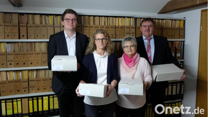 Bürgermeister Hans-Martin Schertl (rechts) und Irene Felkl freuen sich, dass Hanni Schertl (Zweite von rechts) den interkommunalen Archivar David Austermann unterstützt. Bild: Stefanie Gradl
