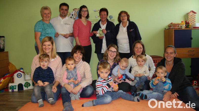 Die Spende übergaben Monika Konrad (oben links) und Marina Konrad (oben, Dritte von links) an die Vertreter des BRK, Marco Steininger (Zweiter von links), Petra Meierl und Conny Klarner (von rechts). Bild: wro