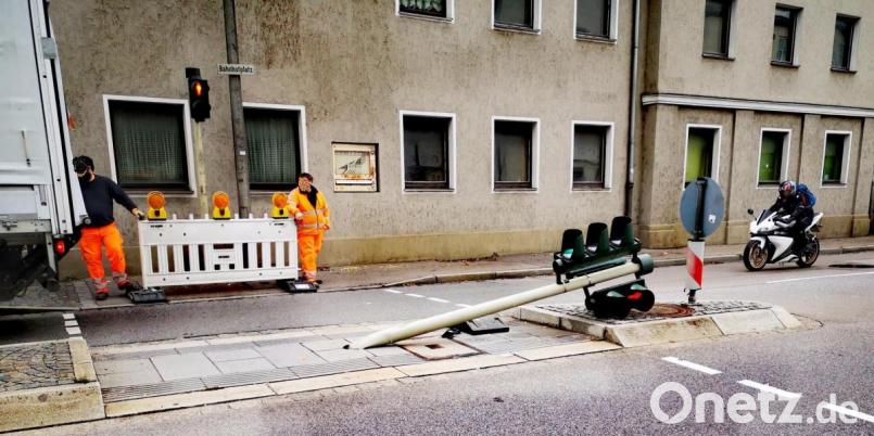 Die Ampel auf dem Fahrbahnteiler am Eingang zum Bahnhofplatz wurde am Montag beschädigt. Bild: td