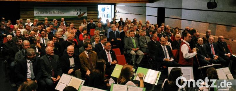 Zusammen mit ihren Mitgliedern, Geschäftspartnern, dem Bauernverband und Vertretern der Kommunen im FBG-Einzugsbereich feierte die FBG im Kubus in Ursensollen ihren 50. Geburtstag. Bild: gf
