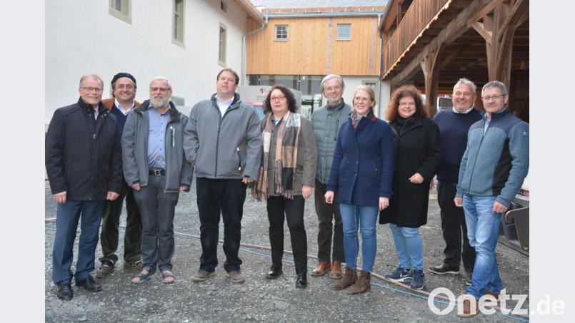 Eine exklusive Führung erhielt diese Besuchergruppe im nahezu baulich fertiggestellten Informations- und Begegnungszentrum Konnersreuth. Mit dabei waren (von links) Bürgermeister Max Bindl, Architekt Gerhard Plaß, Pfarrseelsorger Pater Benedikt Leitmayr, Bezirksheimatpfleger Dr. Tobias Appl, Kreisheimatpflegerin Maria-Magdalena Stöckert, Innenarchitekt Josef Starkl, die wissenschaftlichen Mitarbeiterinnen Alice Rath und Elisabeth Vogl, sowie Geschäftsleiter Markus Troesch und Uwe Rosner, Vorsitzender des Fördervereins. Bild: jr