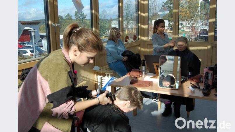 Schneiden und föhnen - jeder individuelle Wunsch der Bewohner der Förderstätte im HPZ in Irchenrieth wurde von den Frisörinnen Hannah Bauer und Erika Wagner gerne erfüllt - und das Ganze kostenlos. Bild: grm
