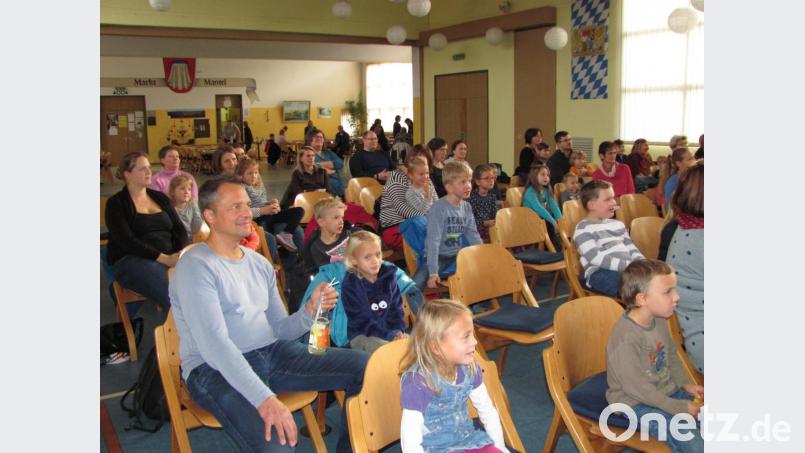 Fasziniert fiebern die Kinder in Mantel mit, wie es Kasperl wieder gelingt die Hexe Krümelzahn zu überlisten und das Nachtgespenst zu erlösen. Bild: sei