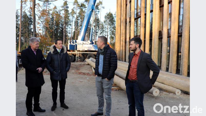 Bürgermeister Lothar Müller und Bundestagsabgeordneter Albert Rupprecht zeigten sich beeindruckt von der Front mit den 180 Bäumen sowie den Zahlen und Fakten, die Michael Wachsmann und Andreas Sandner (von links) präsentierten. Bild: flt