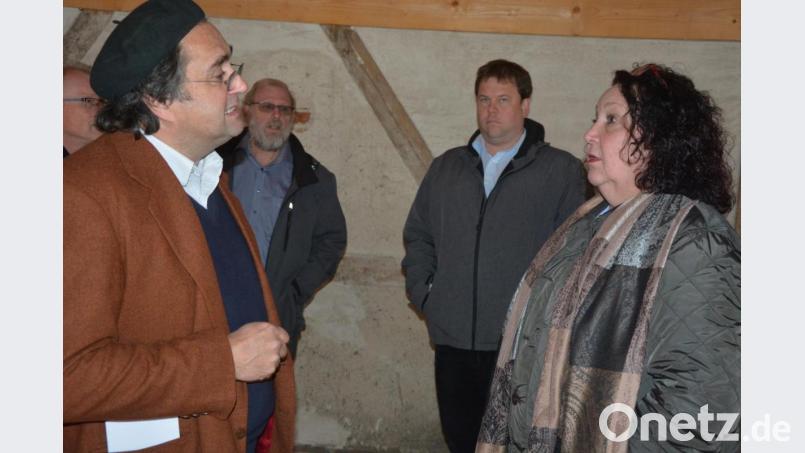 Angeregte fachliche Diskussion zwischen Architekt Gerhard Plaß (links) und Kreisheimatpflegerin Maria-Magdalena Stöckert. Bild: jr