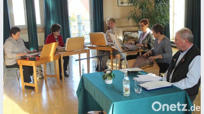 Die Zithergruppe des Maria-Seltmann-Hauses mit (von links) Benita, Maria, Traudl, Elfriede und Leiterin Michaela. Bild: fsb