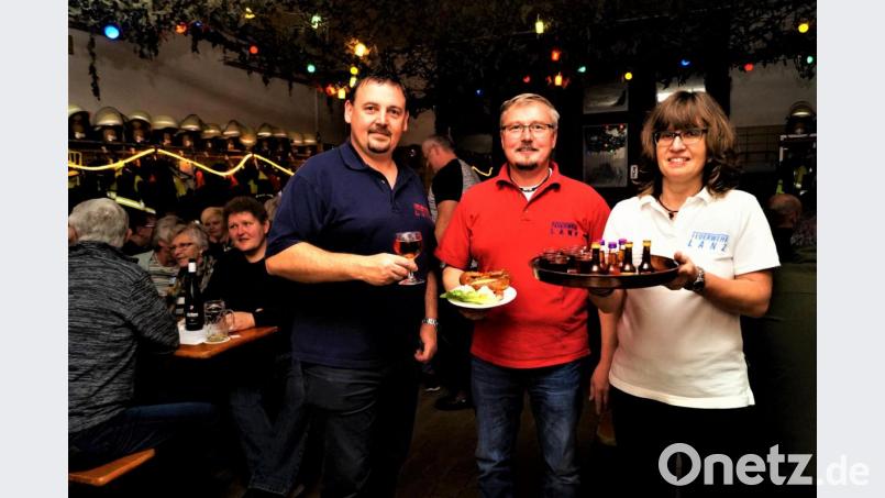Bürgermeister Markus Ludwig mit Roséwein, Kommandant Gert Kraus mit einer Brotzeit und zweite Vorsitzende Birgit Kraus mit einer Runde Schnaps (von links) sin d mit dem Zuspruch zum Weinfest zufrieden. Bild: arw